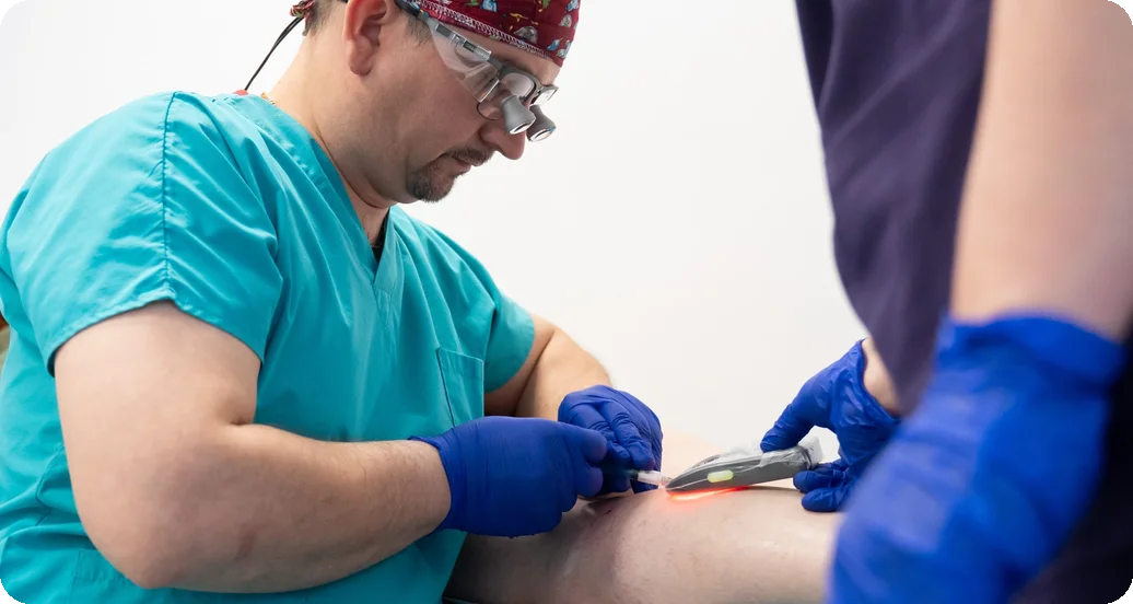 Dr. Györbiró László vénakereső lámpával végzi a szkleroterápiát