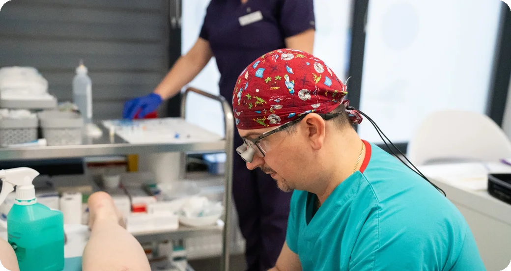 Dr. Györbiró László szkleroterápiás kezelés közben