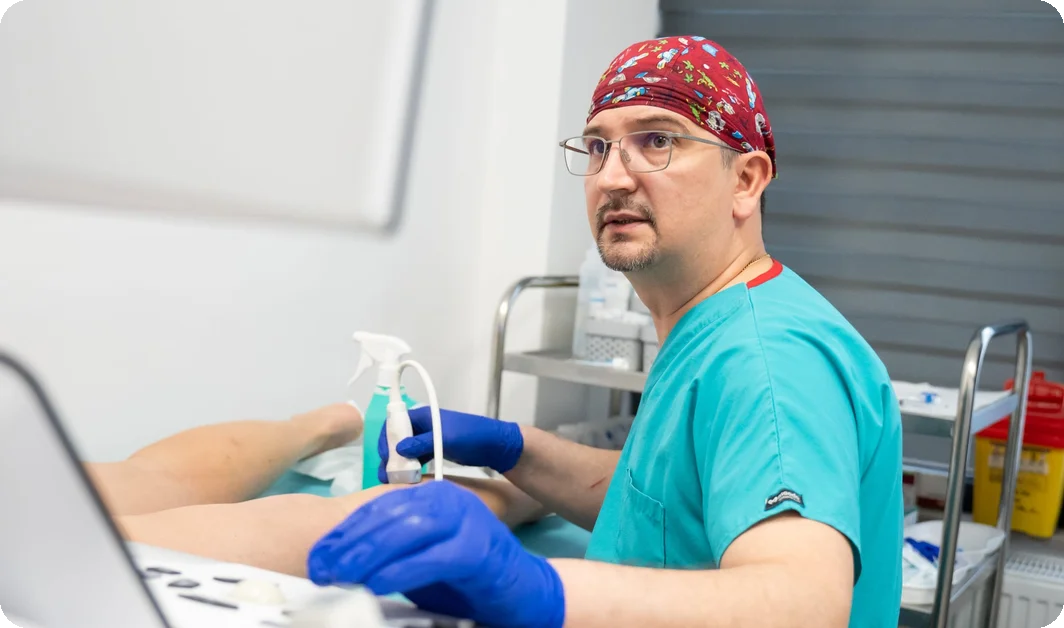 Dr. Györbiró László ultrahangvizsgálattal ellenőrzi a vénákat